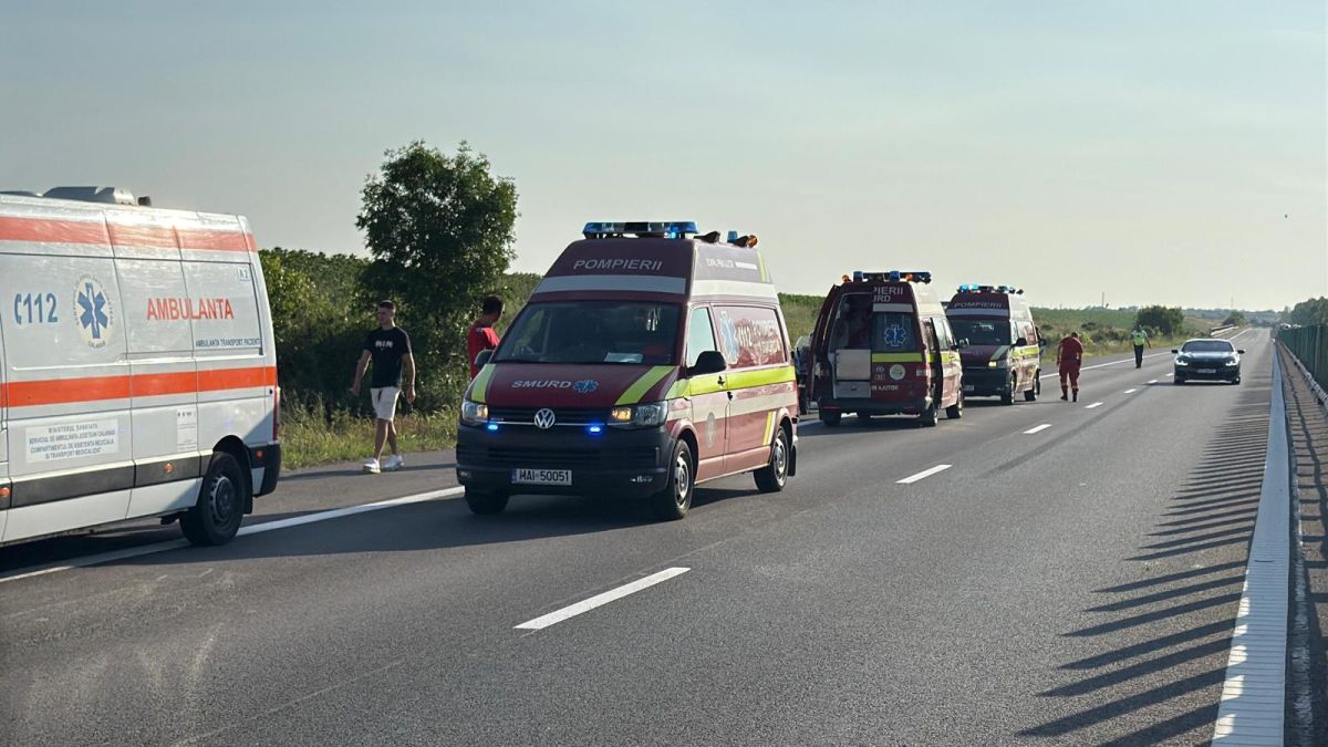 Autocar cu 22 de copii, răsturnat pe Autostrada Soarelui A2. O persoană a murit, iar un minor este în stare gravă