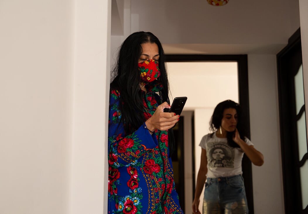 “Sunt romă, dar obișnuiam să fiu rasistă”. Povestea unei tinere actrițe din Ferentari căreia teatrul i-a schimbat viața