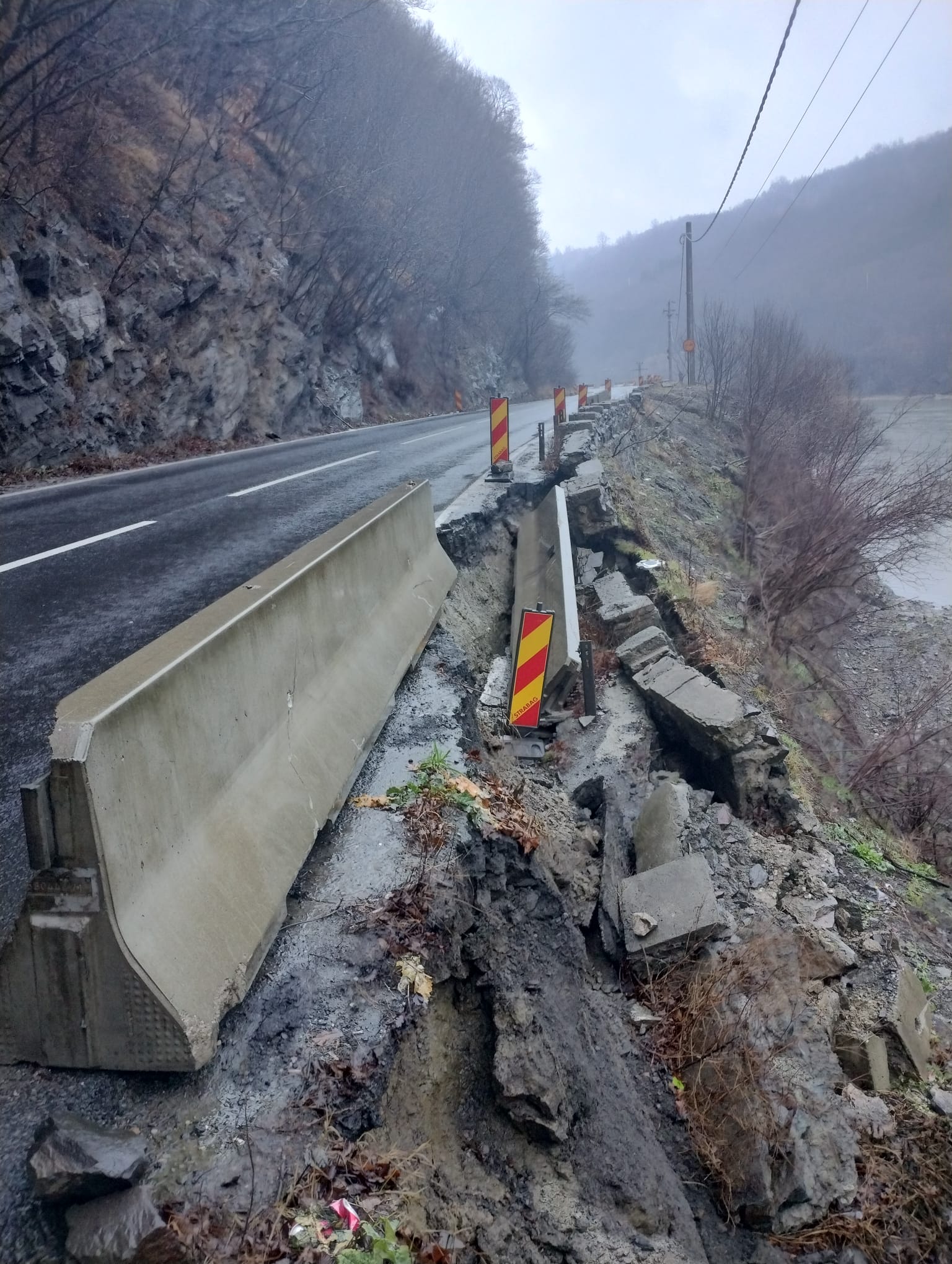 Probleme pe DN7, între Râmnicu Vâlcea şi Sibiu. O porțiune din drum s-a surpat, mai mulți copaci au căzut pe carosabil