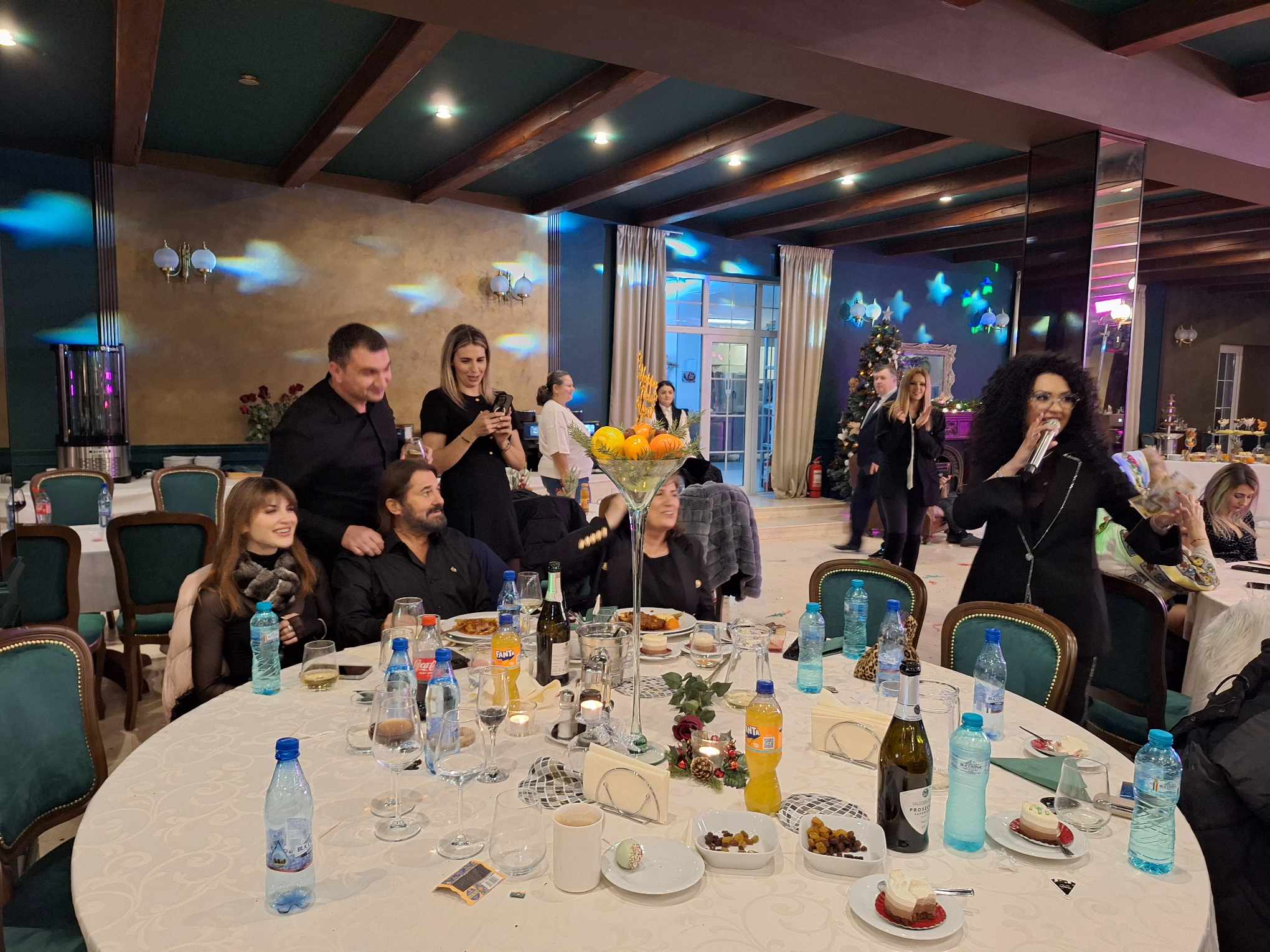 Gheorghe Gheorghiu împlinește astăzi 71 de ani. Petrecerea surpriză pusă la cale de fiica și soția sa, venite din Statele Unite. „Fiind Revelionul, cadouri nu prea primesc”
