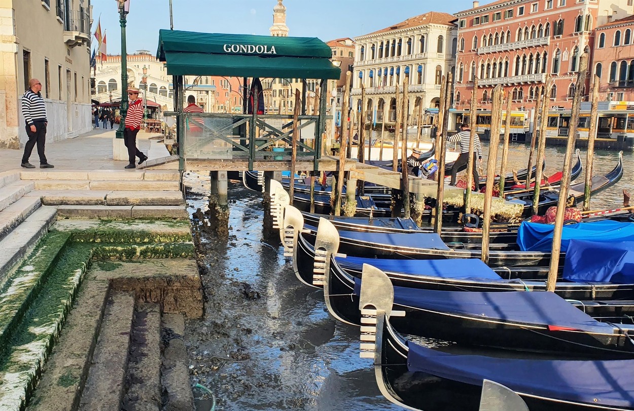 Veneția, în noroi, după ce faimoasele canale au secat din cauza mareei joase