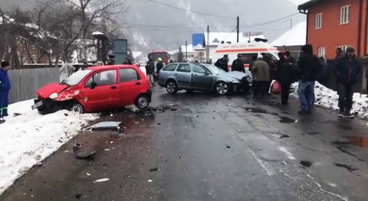 Un călugăr beat a provocat un accident în Bicaz-Chei, județul Neamț. A făcut praf trei mașini / FOTO&VIDEO
