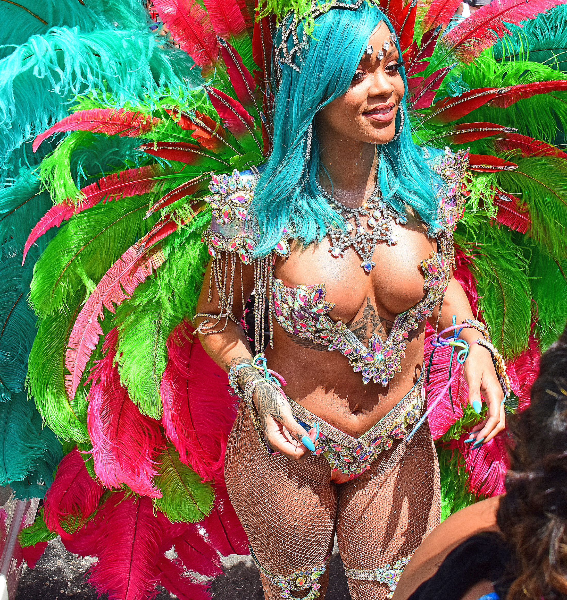 GALERIE FOTO| Costumul de carnaval al Rihannei a încins spiritele. Cum a arătat artista la carnavalul din Barbados