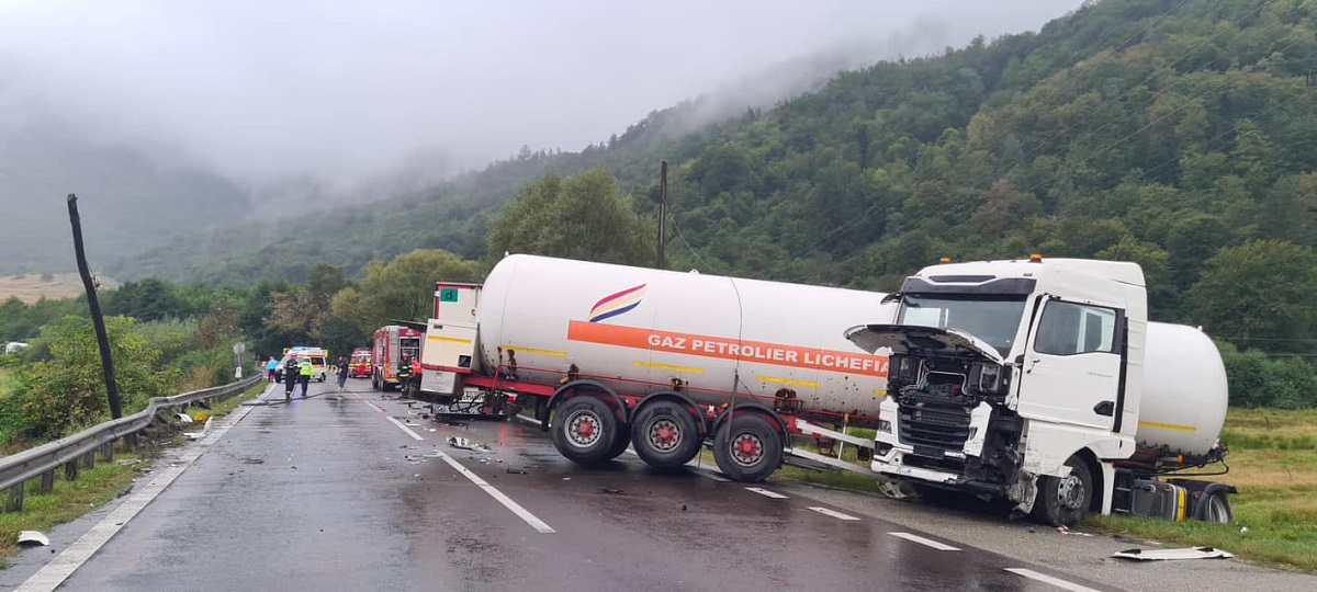 Localnici evacuați la Racovița, în Vâlcea, unde o cisternă cu GPL și un TIR s-au ciocnit