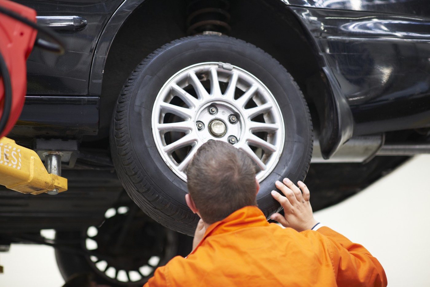 Majstori ovo kriju, a štedi ozbiljan novac: Sitnice na automobilu koje možete sami da proverite i sprečite "pakleno" skupe kvarove