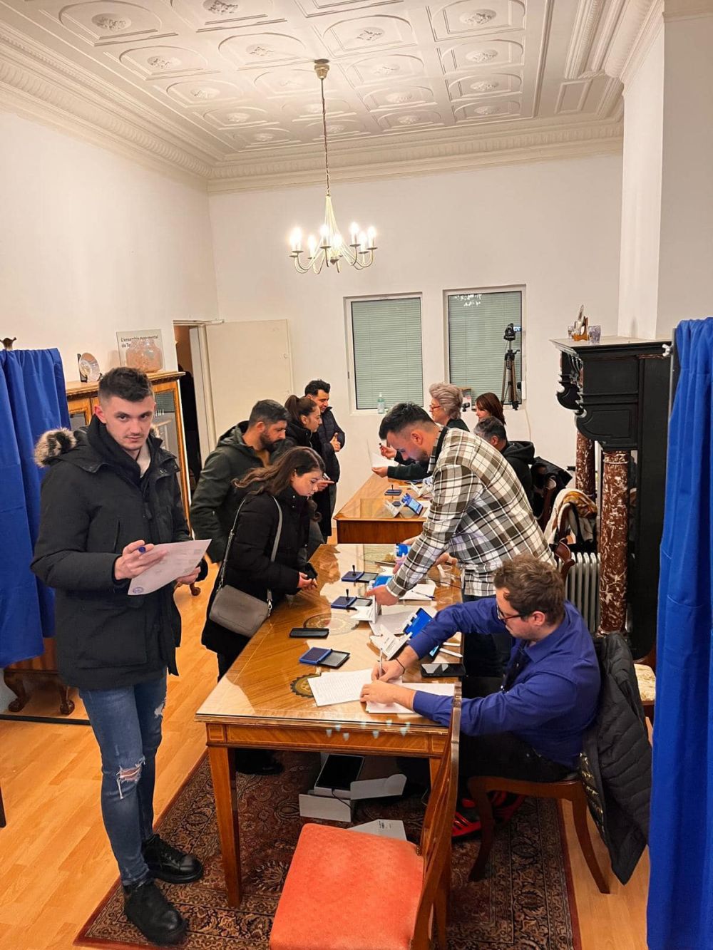 Imagini cu românii care au votat în diaspora la alegerile prezidențiale. Cel mai vârstnic alegător are 100 de ani