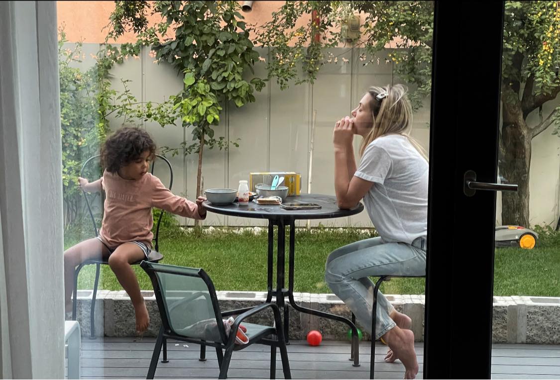 Imagini din casa în care Cabral locuiește cu Andreea Ibacka. Camera copiilor e în culori pastel și cu mobilă făcută pe comandă