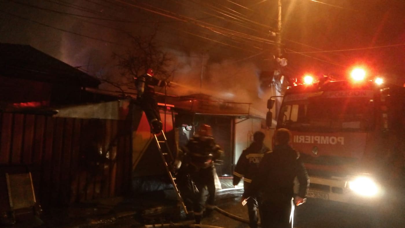 Un incendiu puternic a cuprins șase proprietăți din București. O femeie cu arsuri a fost transportată la Floreasca!