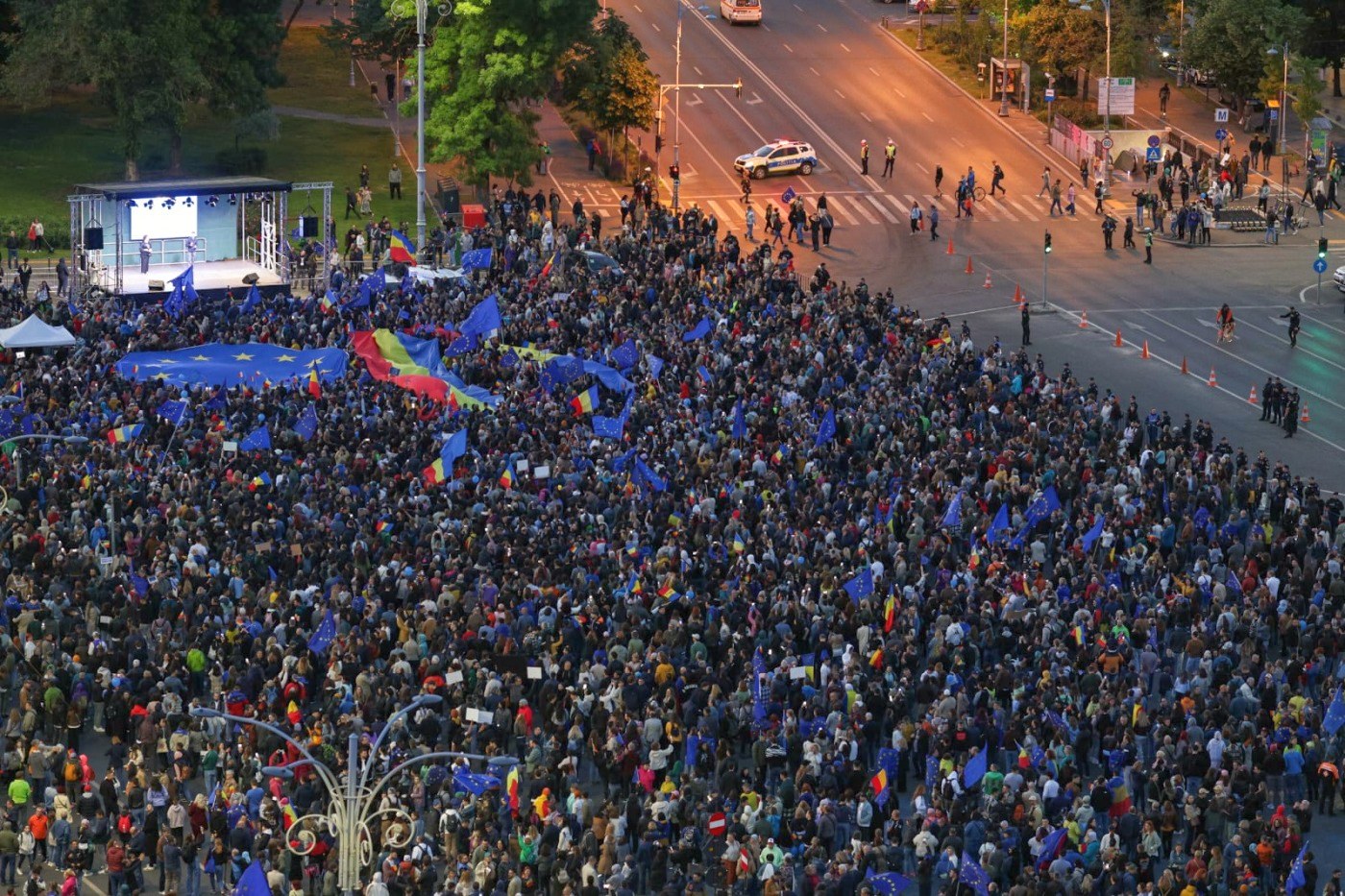 Miting pro Europa în București de Ziua Europei pentru susținerea apartenenţei la UE. Lumea a cântat „Imnul golanilor” și „Insieme”. Câți oameni au fost