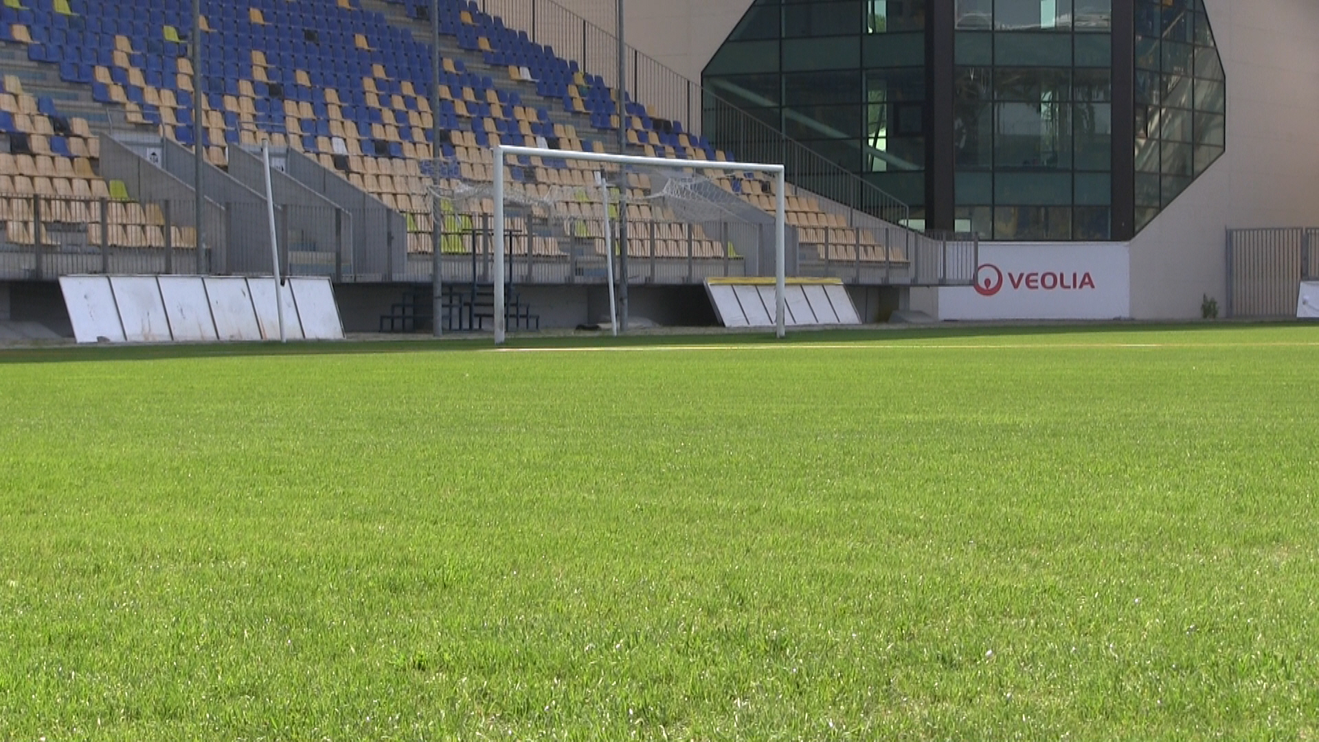 Cum arată gazonul stadionului Ilie Oană din Ploiești înaintea meciului România - Muntenegru. S-au montat rulouri de iarbă pe 700 mp | FOTO și VIDEO