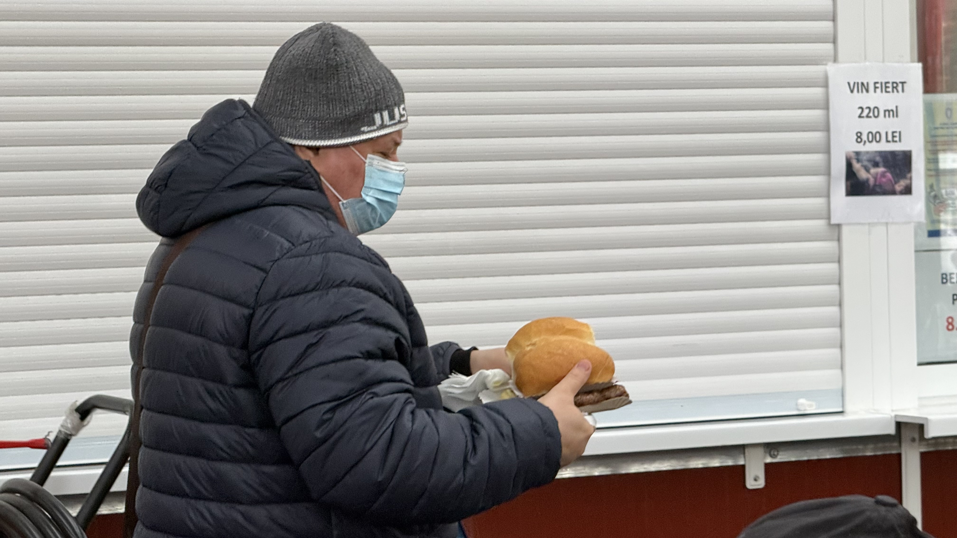 Terasa Obor și-a schimbat locația, dar cozile sunt la fel de mari. Cât costă un mic cu muștar în cea mai cunoscută piață din București