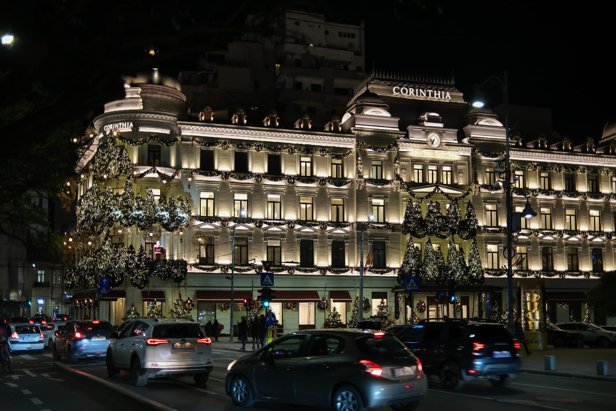 Cel mai frumos decorate clădiri din București înainte de Crăciun. Capitala a adoptat modelul european pentru acest sezon de iarnă