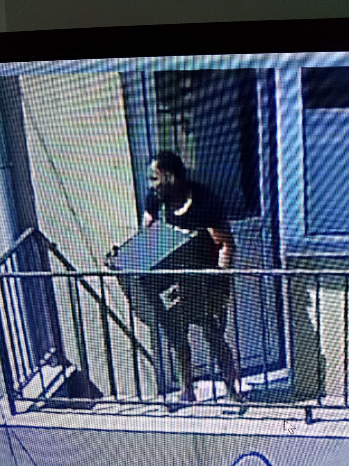 Hoţii au spart toate apartamentele dintr-un bloc din Ilfov! Au plecat acasă cu mobilier şi electrocasnice