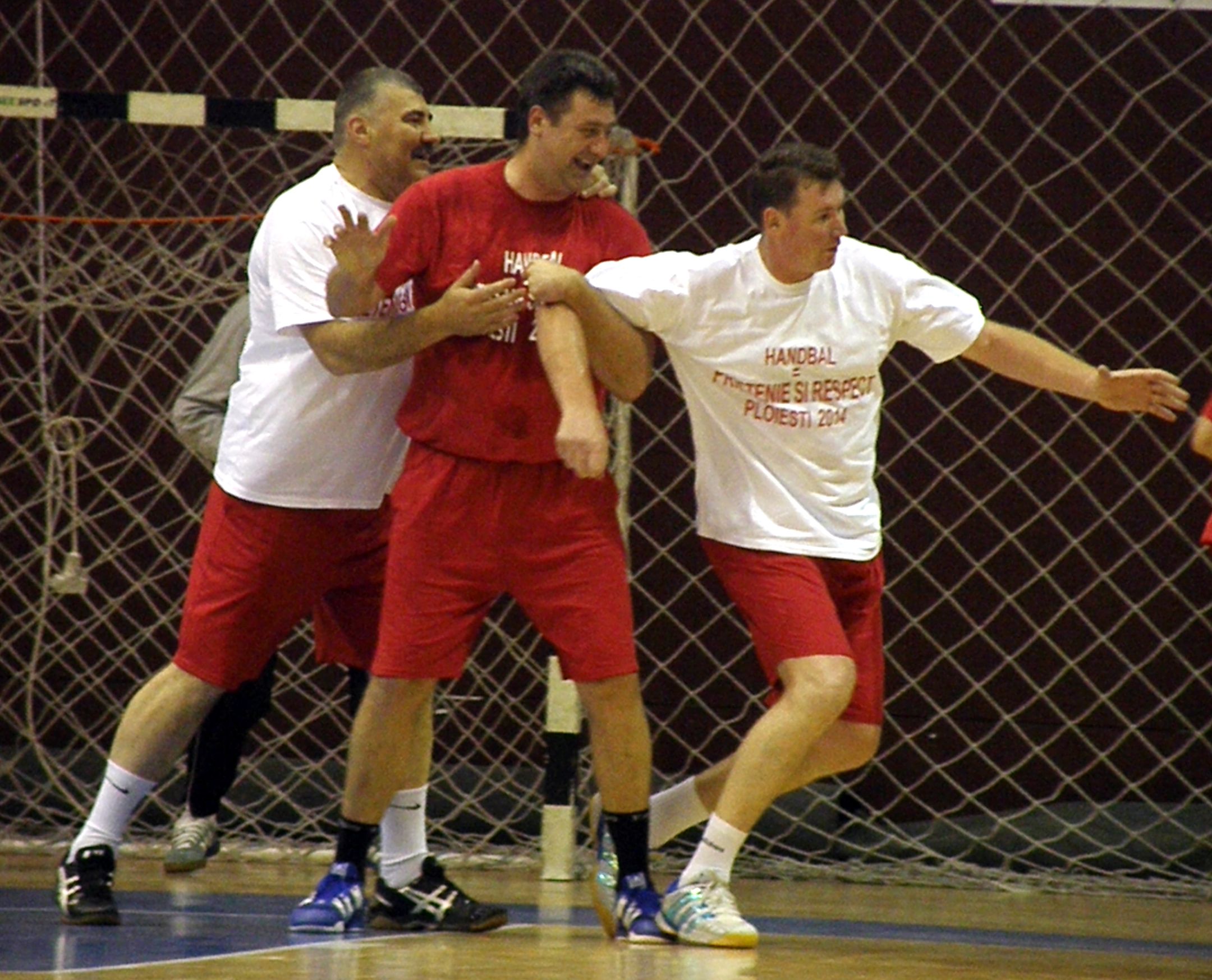 FOTO: Foste glorii ale handbalului s-au duelat la Ploieşti