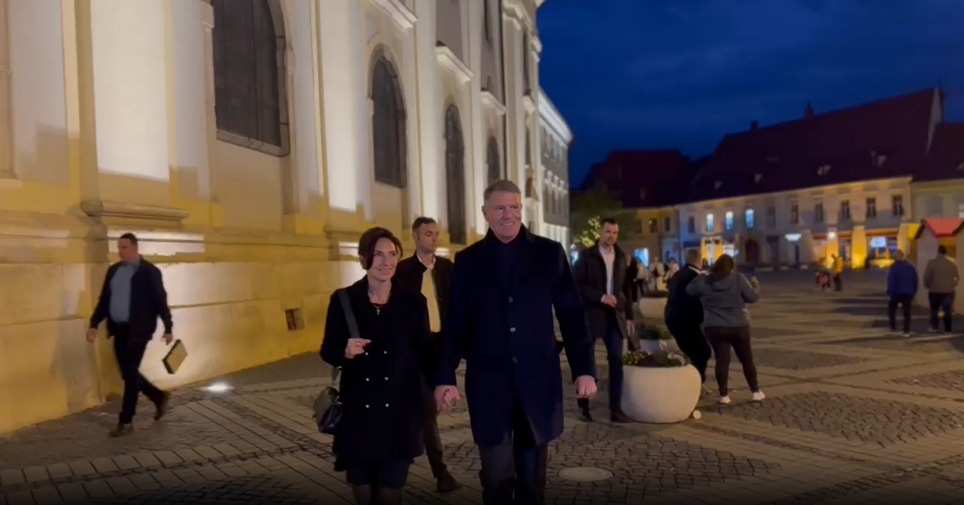 Klaus Iohannis a râs și a refuzat să dialogheze cu presa de Paște, la Sibiu, la două luni după demisia din funcția de președinte