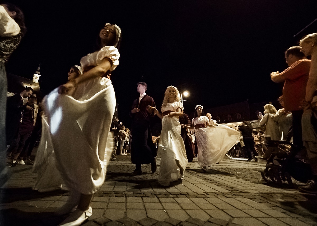 Atmosferă de poveste la Festivalul Medieval din Sibiu 2017. Cavaleri, domnițe și rock medieval în Piața Mare