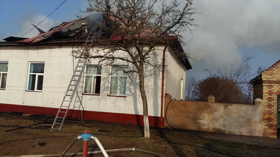 Incendiu la o școală din județul Timiș. Acoperișul clădirii, făcut scrum de flăcările uriașe