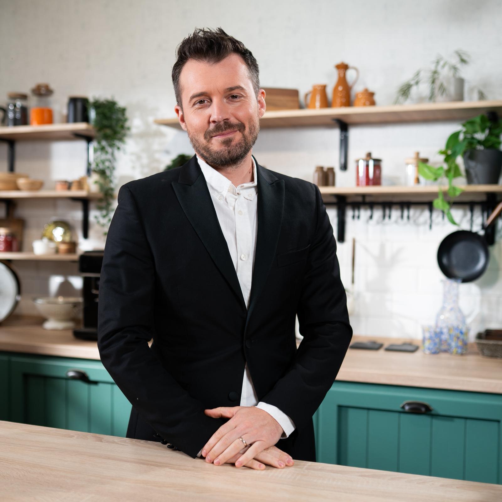 „Meniu de vedetă” revine la Antena Stars cu o serie specială. Unde va găti chef Horia Manea: „Pe urmele condimentelor și mâncării bune”