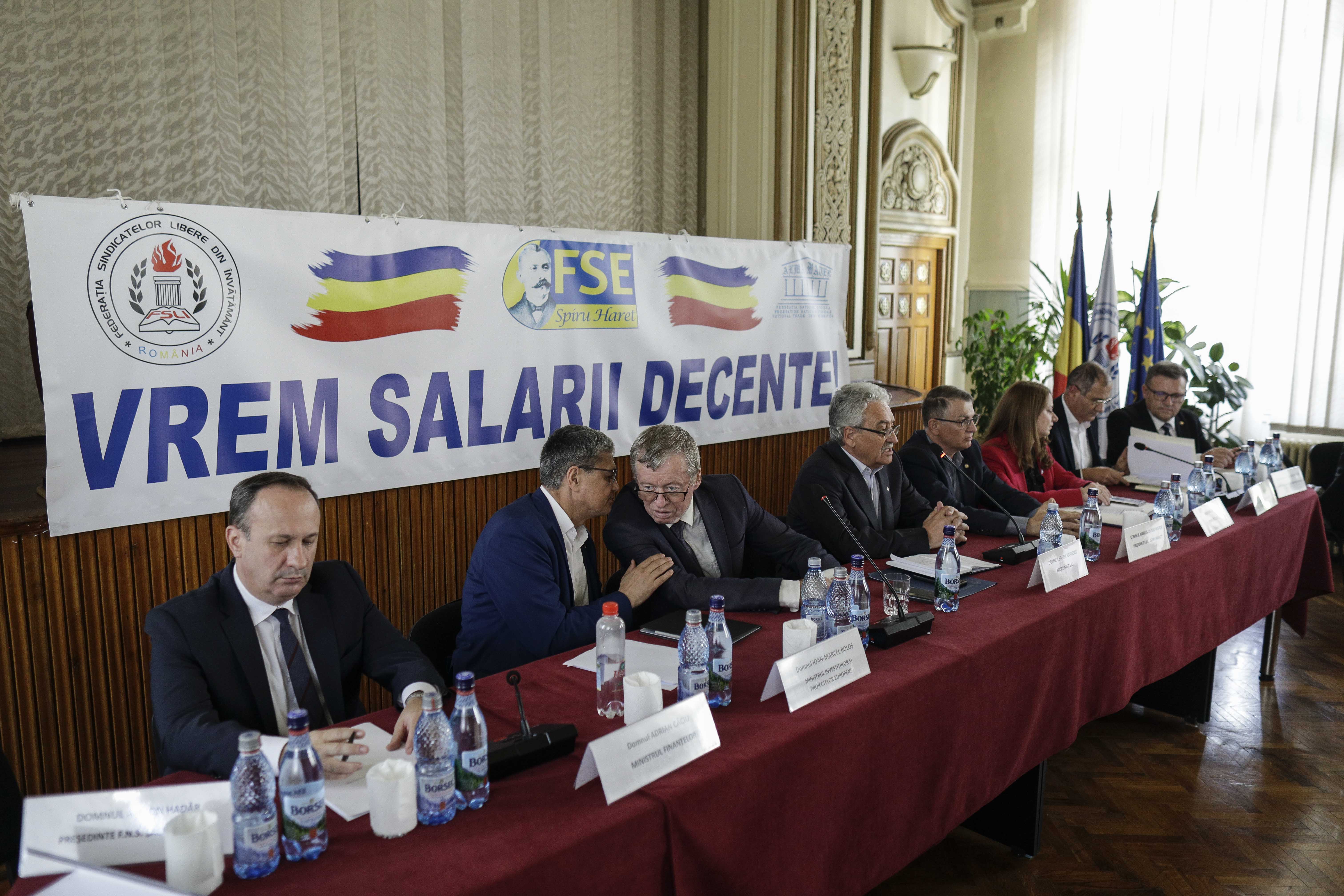 Greva din Educație continuă joi. După negocieri, Guvernul anunță că „nu vor fi creșteri salariale”, dar le oferă profesorilor carduri valorice. Sindicaliști: „Primele reacții sunt de respingere”
