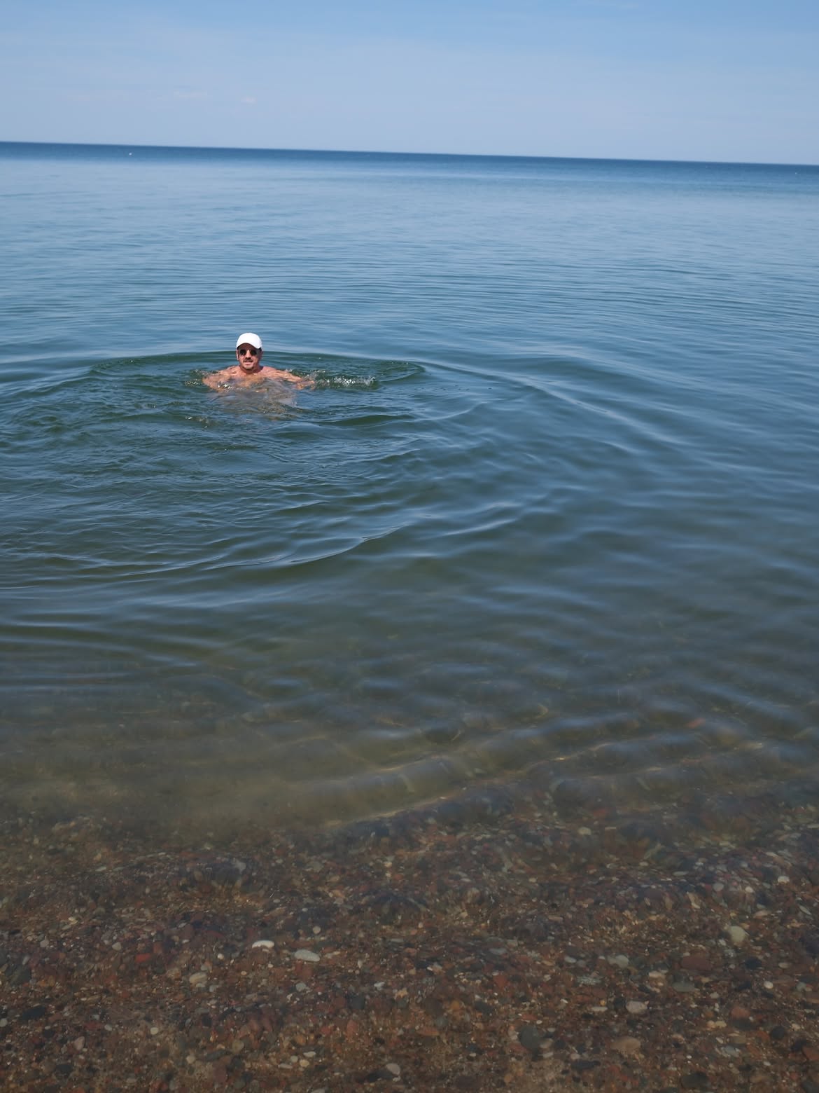 Cine sunt vedetele care au mers la plajă cu prosopul și mâncare la pachet: „Să scapi de gălăgia turismului de august”