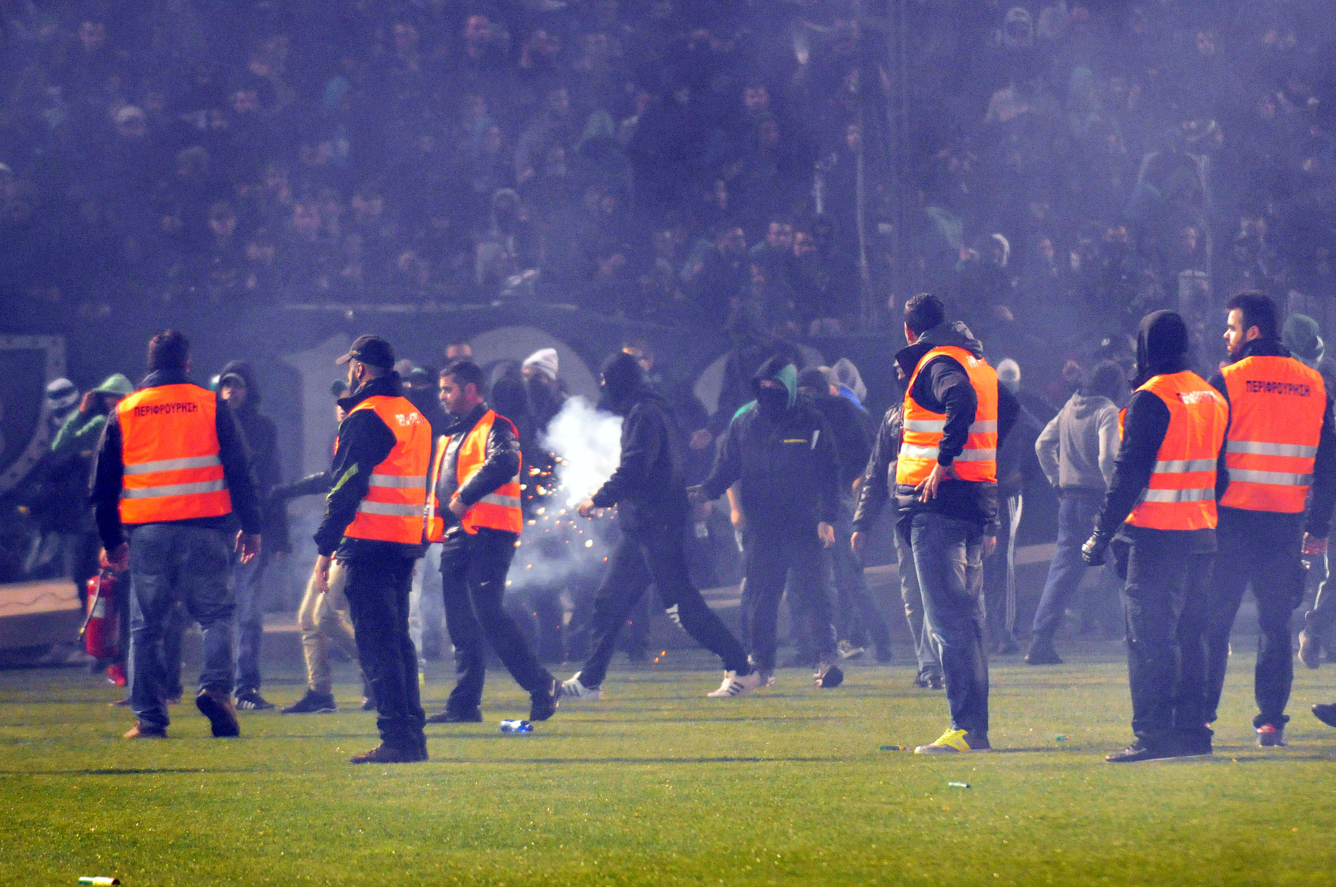 Haos la Atena. Derby-ul campionatului Greciei, anulat din cauza violenței / GALERIE FOTO&VIDEO