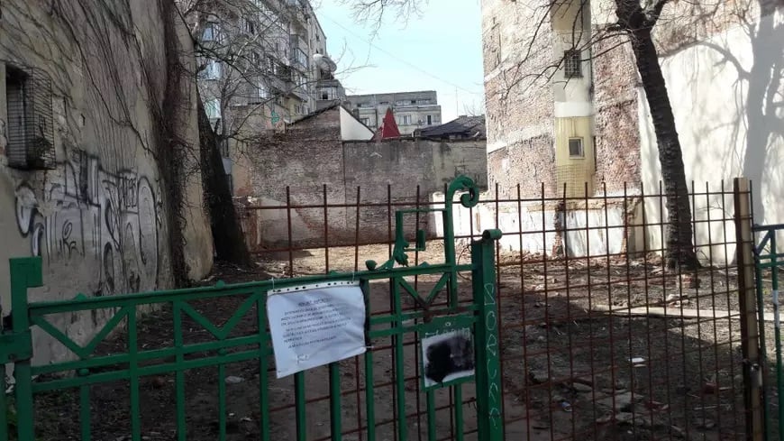 Vila din centrul Bucureștiului a regretatului Mircea Lucescu, ocupată de oamenii străzii. Îi plătise pentru a-i elibera casa