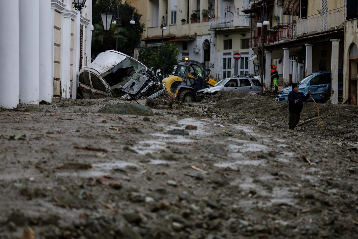 Alunecare masivă de teren pe insula italiană Ischia. O persoană a murit, 11 sunt date dispărute și zeci de case au fost înghițite de ape