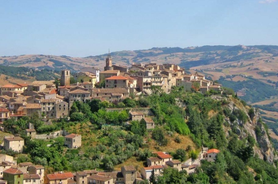 Încă un sat din Italia scoate la vânzare case în valoare de un euro. Ce reguli trebuie să respecte cumpărătorii