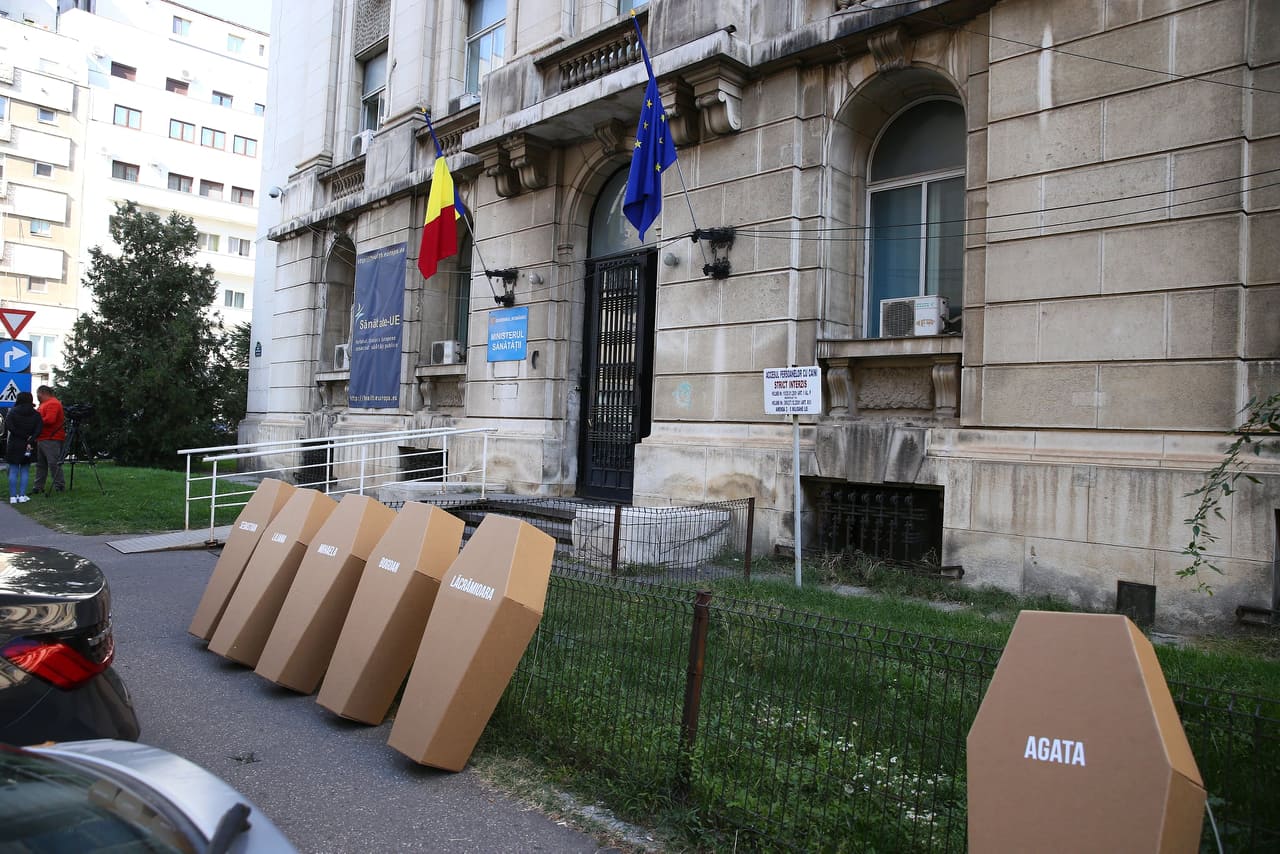Protest cu sicrie în fața Ministerului Sănătății: „Nu jucați viața copiilor noștri”