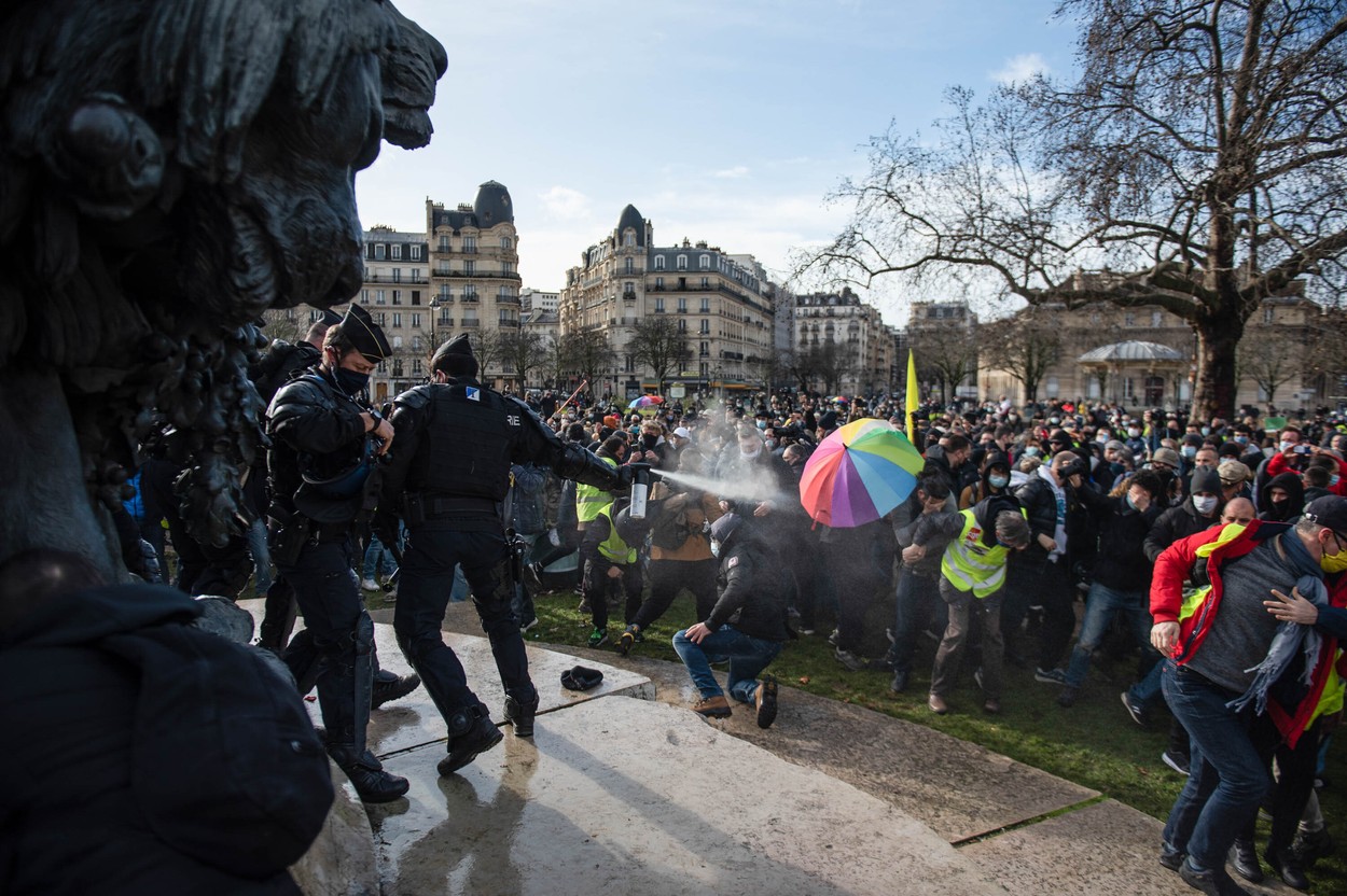 Peste 30.000 de persoane au protestat la Paris față de legea securității globale. Poliția a folosit tunuri de apă pentru a curăța piața