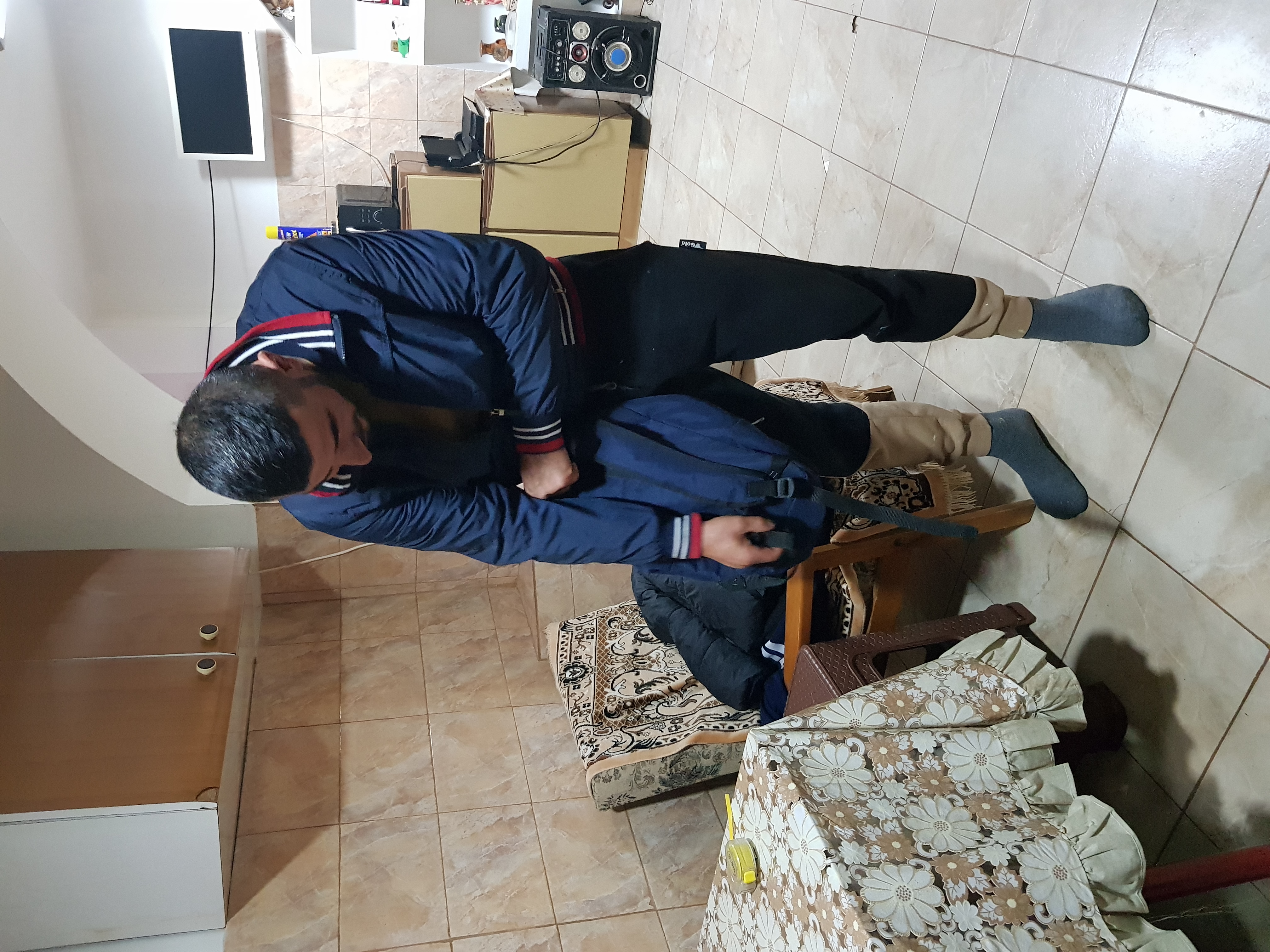 REPORTAJ. ZIUA CEA MAI LUNGĂ A LUI LAURENȚIU. Confundat cu unul dintre suspecții crimei de la Sibiu, încătușat și bătut, bărbatul din Dolj vrea acum să dea Poliția în judecată: „Mă împrumut de bani, dar nu-i las!”