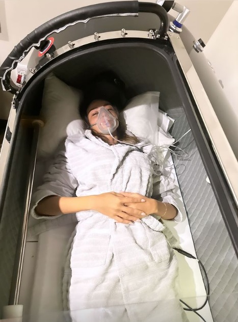 Mădălina Ghenea a apărut cu masca de oxigen pe față. Actrița și-a îngrijorat fanii, după care a făcut declarații: „E timpul”