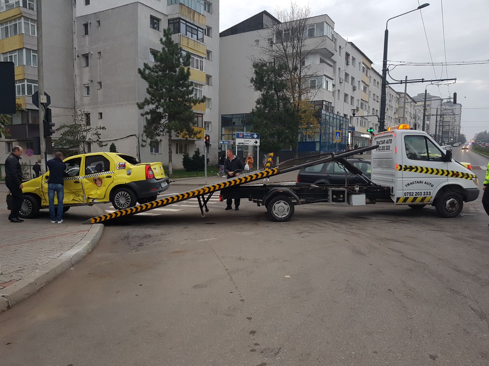 S-a răsturnat cu taxiul în urma unui accident spectaculos în Vaslui. Șoferul, la un pas de moarte | FOTO