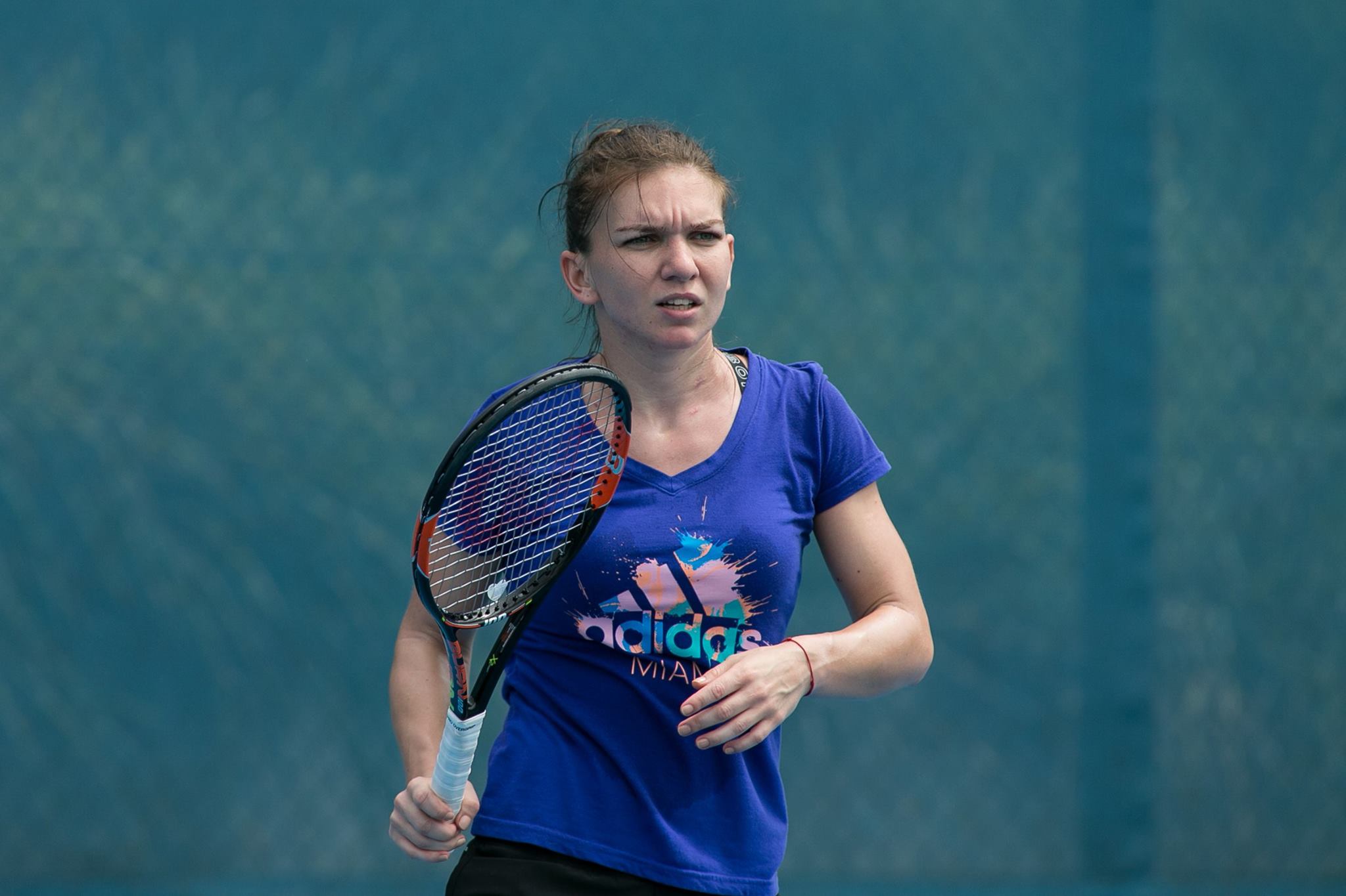 Simona Halep, strălucitoare la petrecerea jucătoarelor. La Sydney, sportiva a fost în formă și la ”Kids Day”, avându-l alături pe bulgarul Grigor Dimitrov, cel mai râvnit bărbat din circuit. Accidentarea care a făcut-o să abandoneze la Brisbane n-a trecut/ FOTO & VIDEO