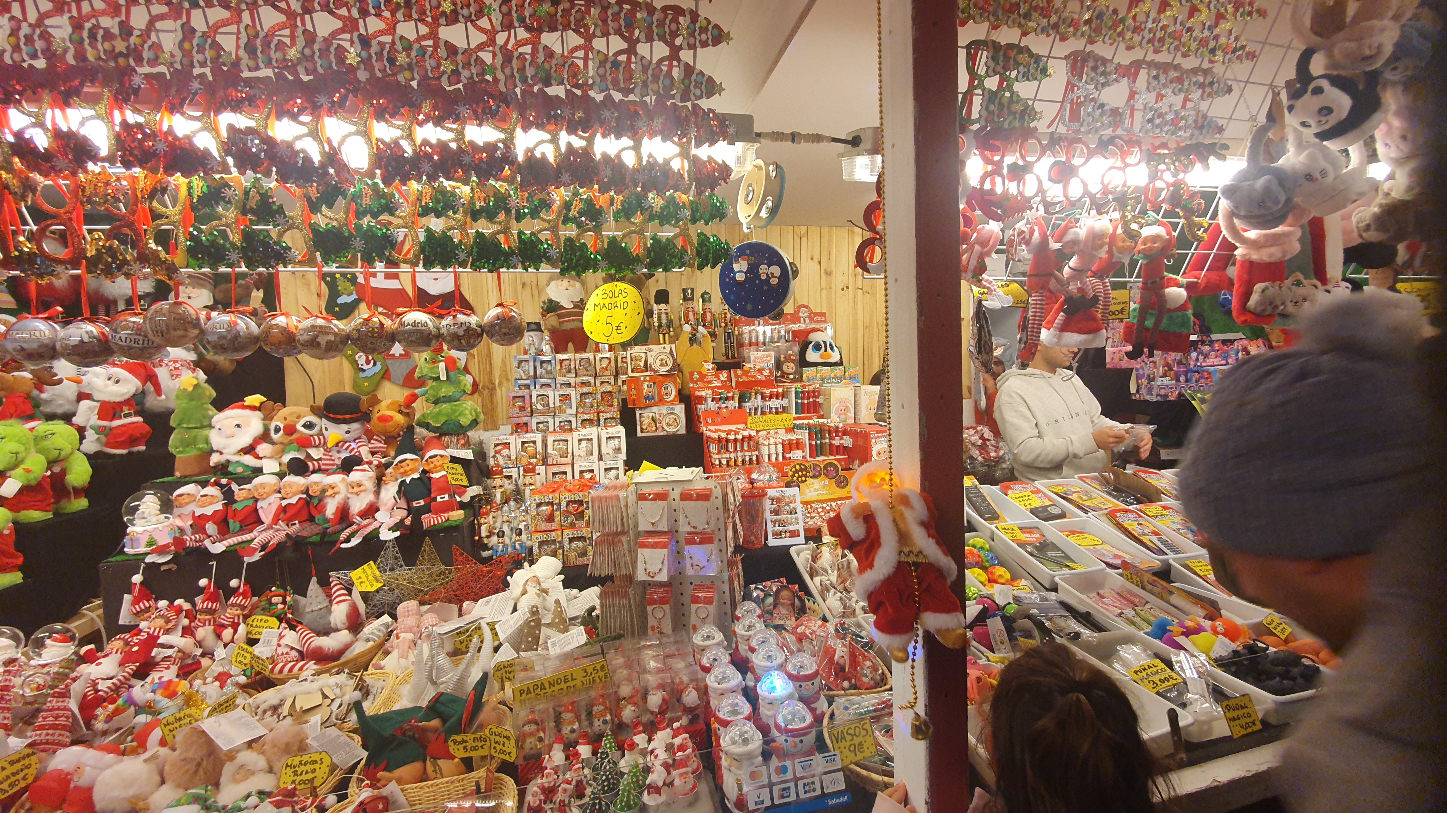 Sărbătorile de iarnă la Madrid. Explozia culinară din capitala Spaniei. Cât costă o porție de fructe de mare sau un pahar de vin în Mercado de San Miguel