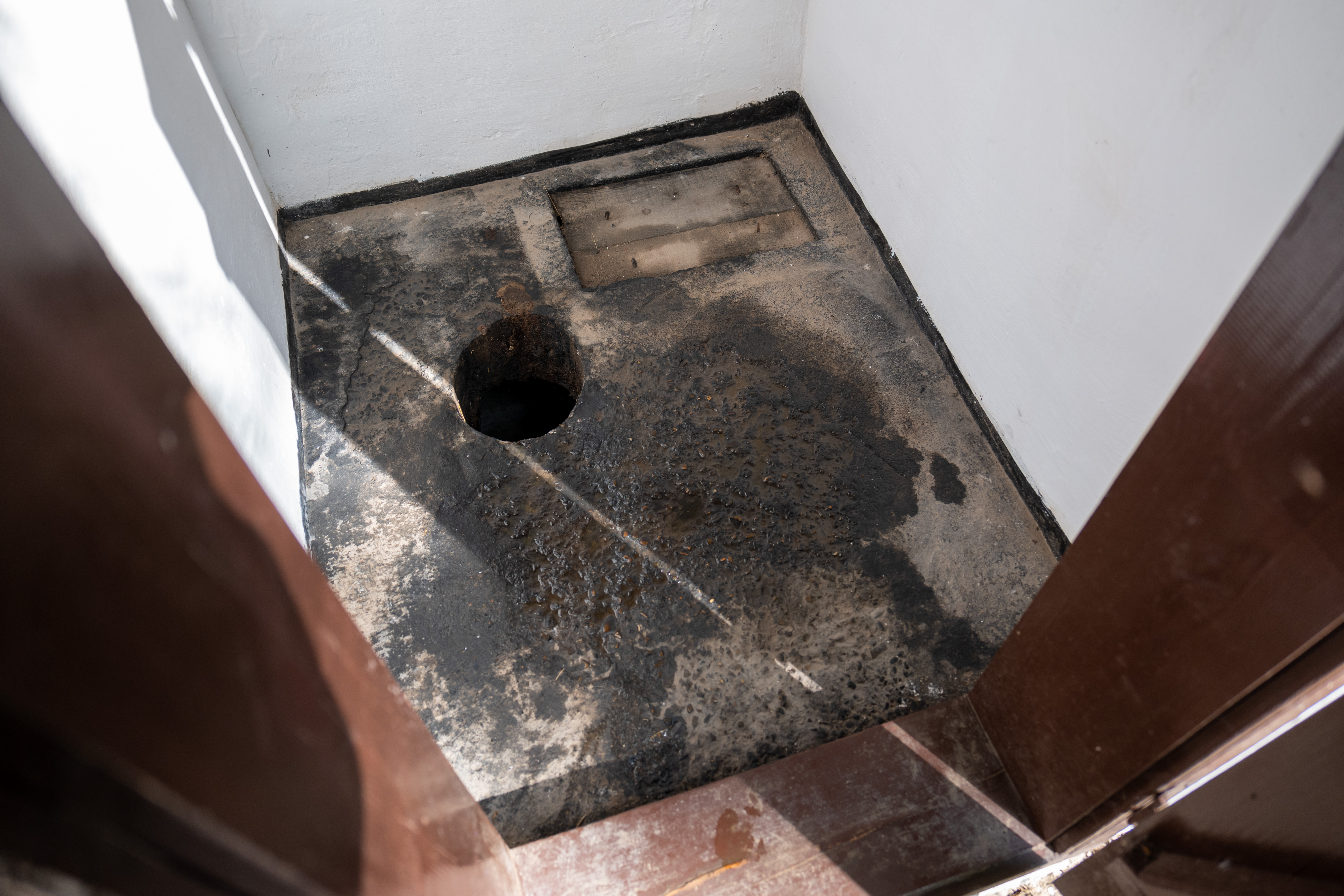 REPORTAJ. Cum a început anul școlar pentru elevii dintr-un sat din nordul Moldovei: romii învață în casă de chirpici, cu WC-ul în curte, românii, în școală cu toalete moderne
