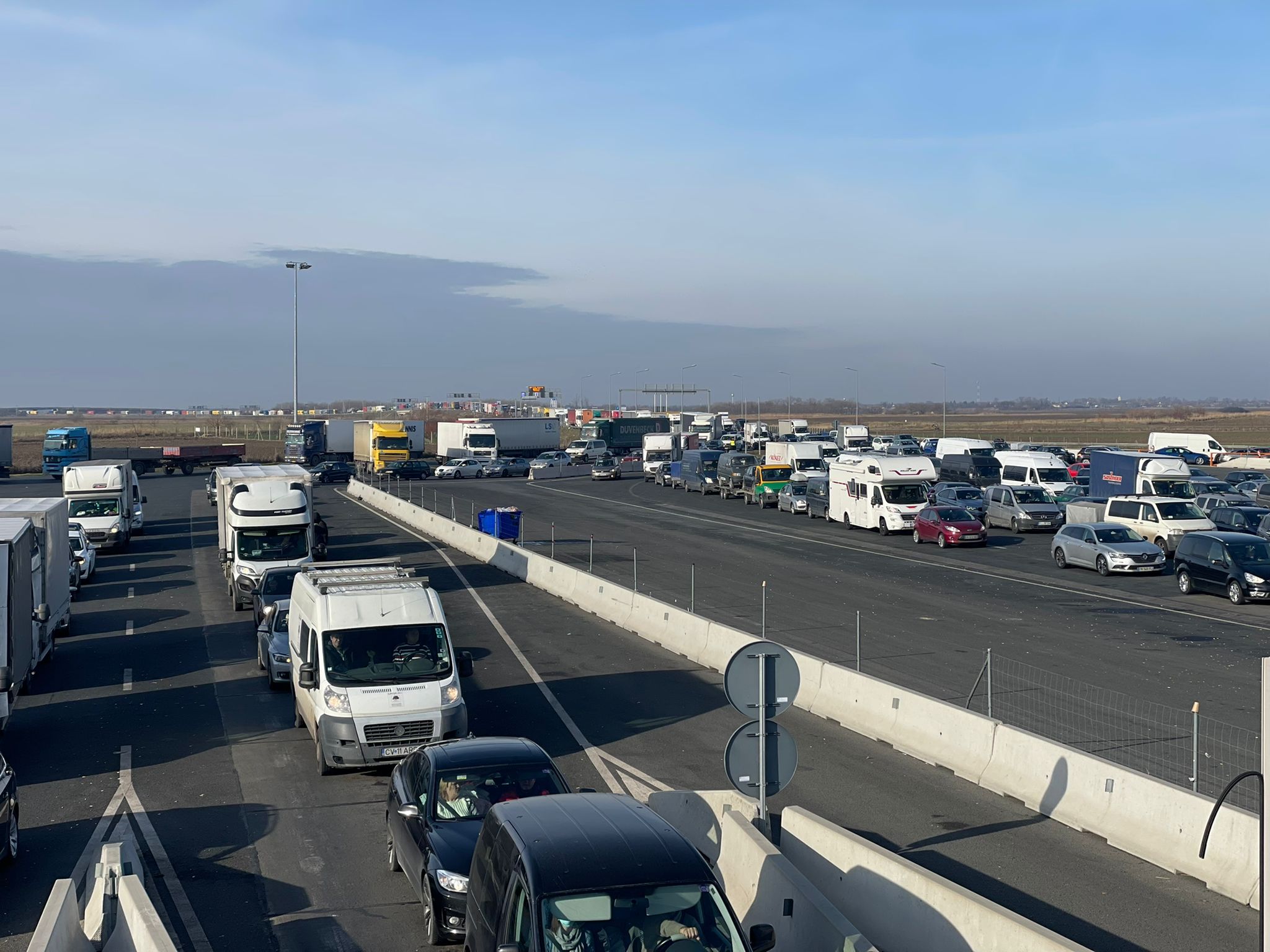 Cozi uriașe și timpi mari de așteptare la intrarea în țară, la Nădlac. Șoferii așteaptă o oră pentru a intra în România