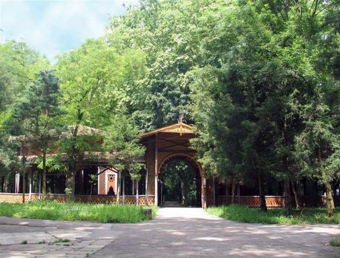 REPORTAJ/ Parcul prin care se plimba Împărăteasa Sissi va fi refăcut din temelii cu bani europeni. Are cea mai lungă alee acoperită din Europa/ FOTO