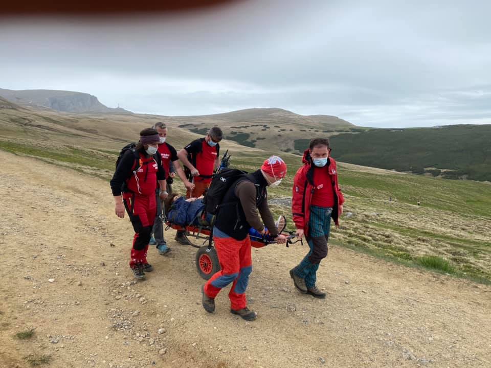 Lupta cu morile de vânt. Salvamontiștii refac singuri, în locul primăriilor, marcajele montane, pe care turiștii le vandalizează apoi. Stâlpii sunt furați de localnici și vânduți la fier vechi