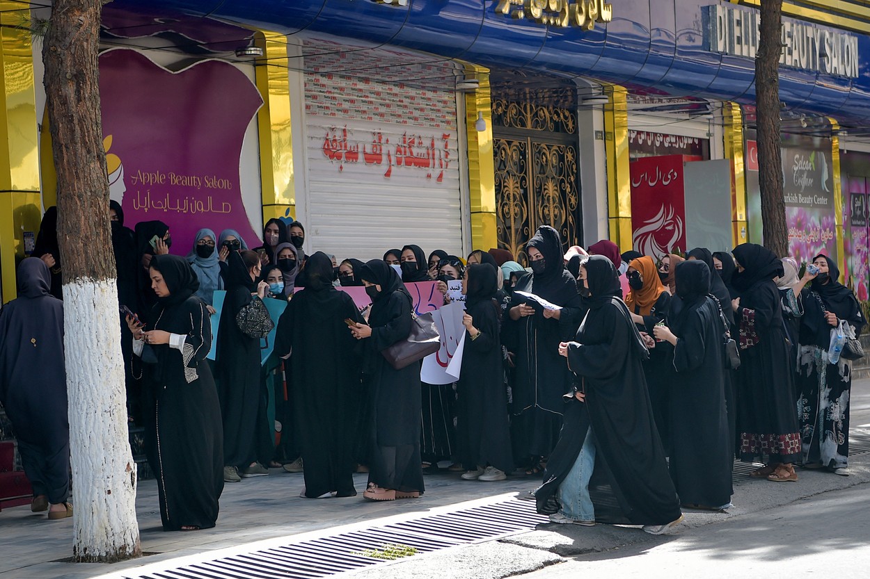 Protest al femeilor afgane la Kabul față de hotărârea talibanilor de a închide saloanele de înfrumusețare. „Nu-mi luați pâinea și apa”