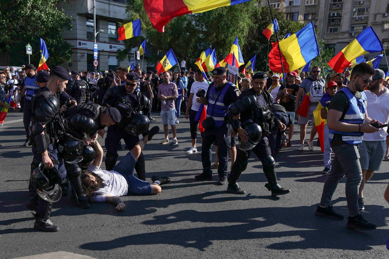 Fake-news-uri cu un jandarm care calcă drapelul și unul care plânge la mitingul pro Călin Georgescu, distribuite pe rețelele sociale, demontate de jandarmi