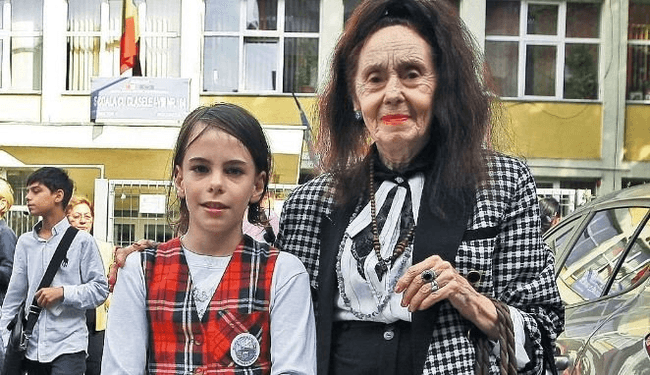 Ce note are Eliza Iliescu la facultate. Mama Adriana: „Ea pregătește referate, proiecte și tot așa. Învață!”