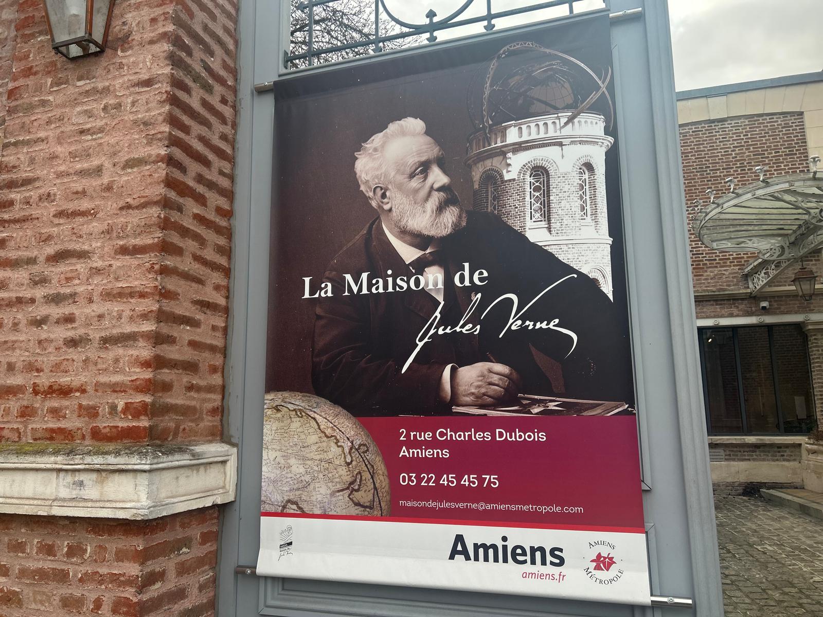 Legătura dintre casa lui Jules Verne din Amiens și București. „Ocolul Pământului” prin orașul unde autobuzele au pe ele poza scriitorului despre care se spune că s-a iubit cu o româncă