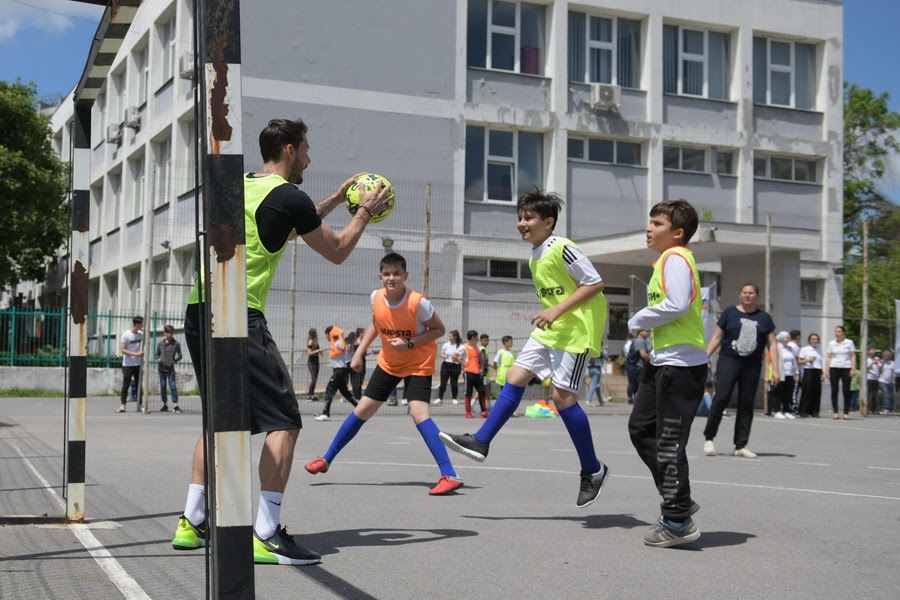 GALERIE FOTO / Roman Bürki, portar la Borussia Dortmund, a fost în România pentru a-i ajuta pe copiii români