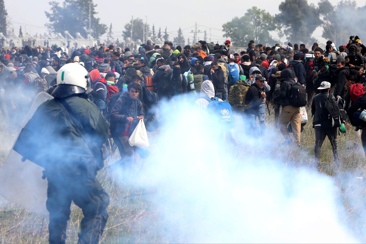 FOTO | Violențe în taberele de imigranți din nordul Greciei! Poliția a intervenit pentru a-i opri pe refugiați să treacă în Macedonia de Nord