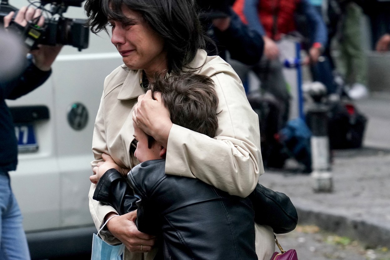 „Mi-a omorât doi prieteni. M-am întins peste ei, să creadă că sunt moartă”. Mărturii ale copiilor care au supraviețuit atacului de la școala din Belgrad
