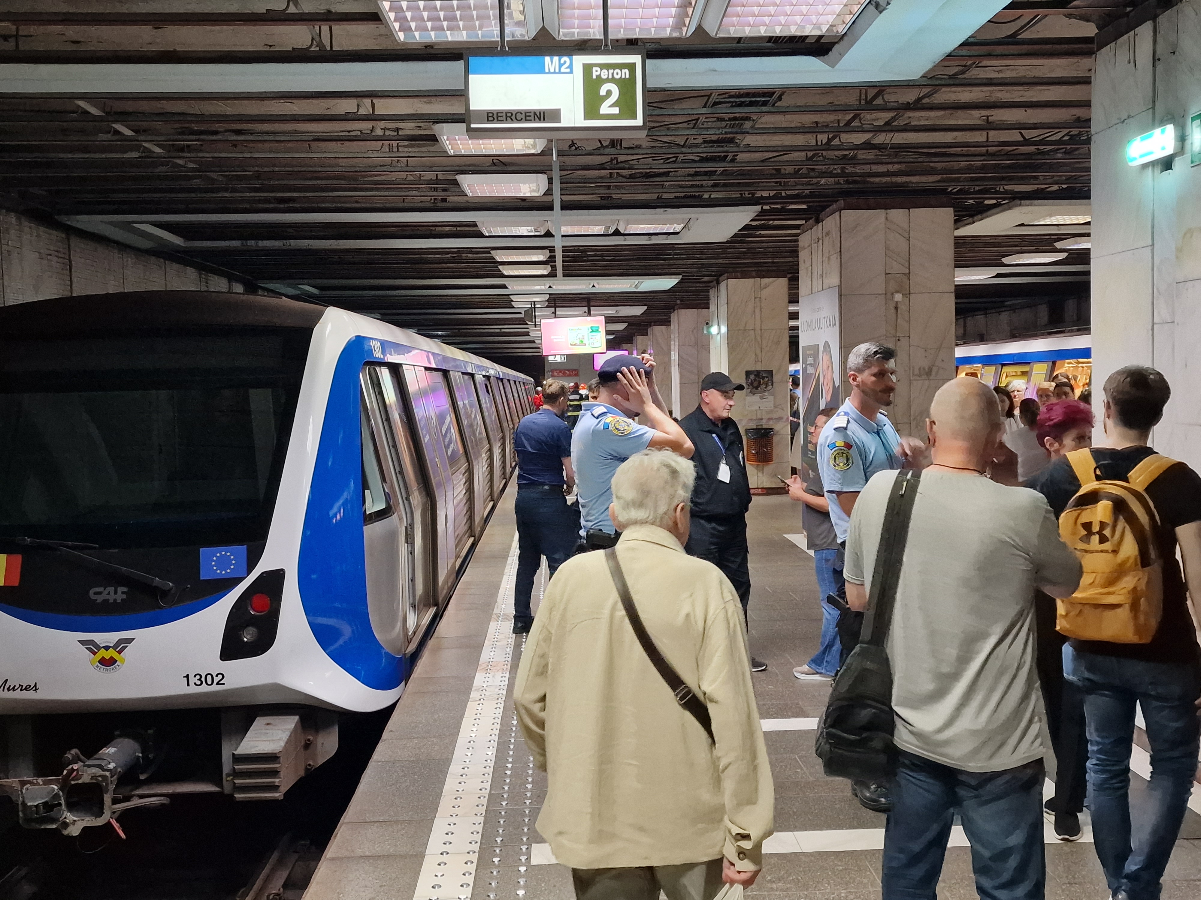Circulație îngreunată pe magistrala 2 de metrou după ce un bărbat a ajuns pe șine în stația Aviatorilor