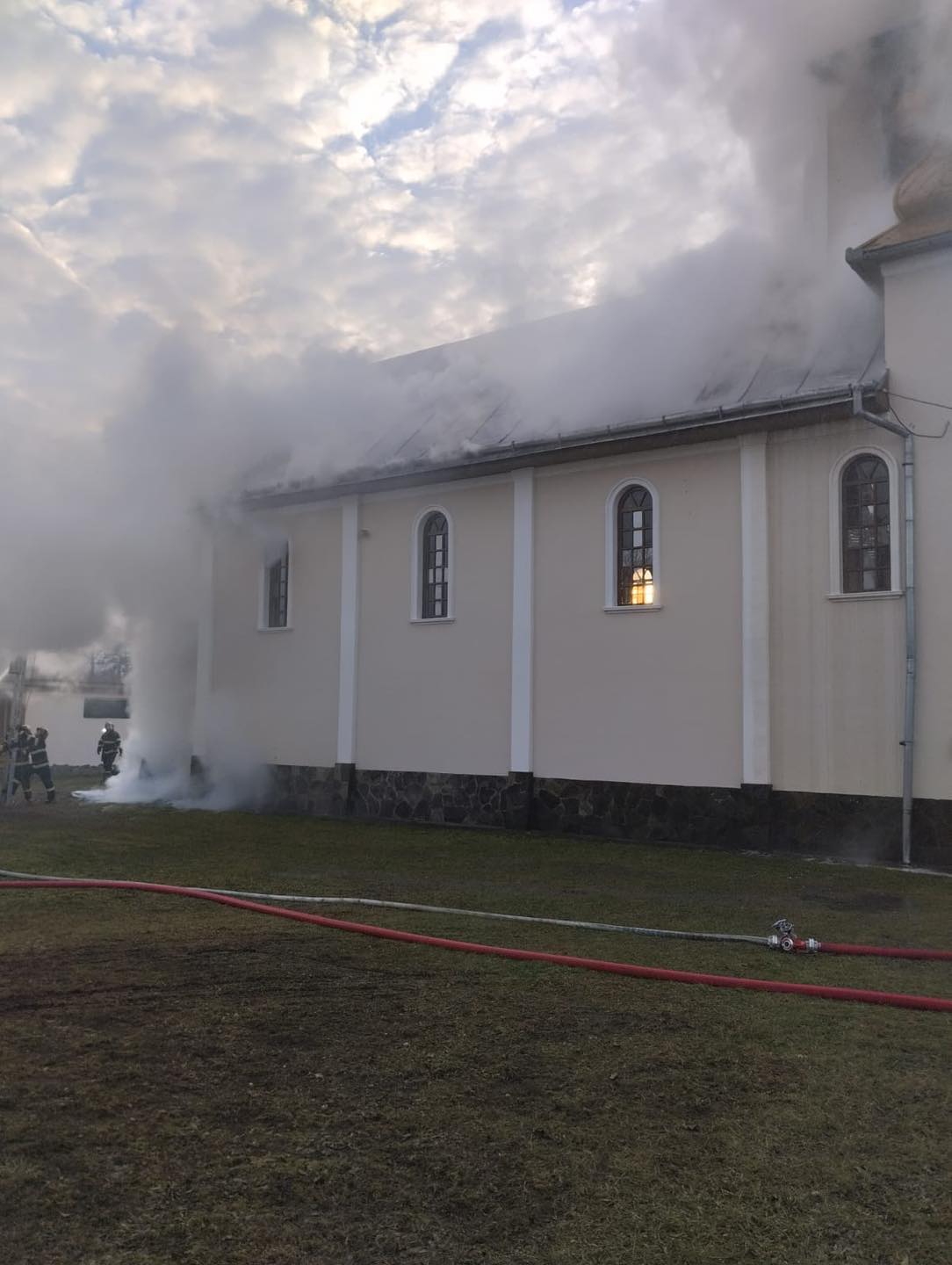 Incendiu la biserica din Crăciunești, Maramureș. Focul a izbucnit la turla lăcașului de cult