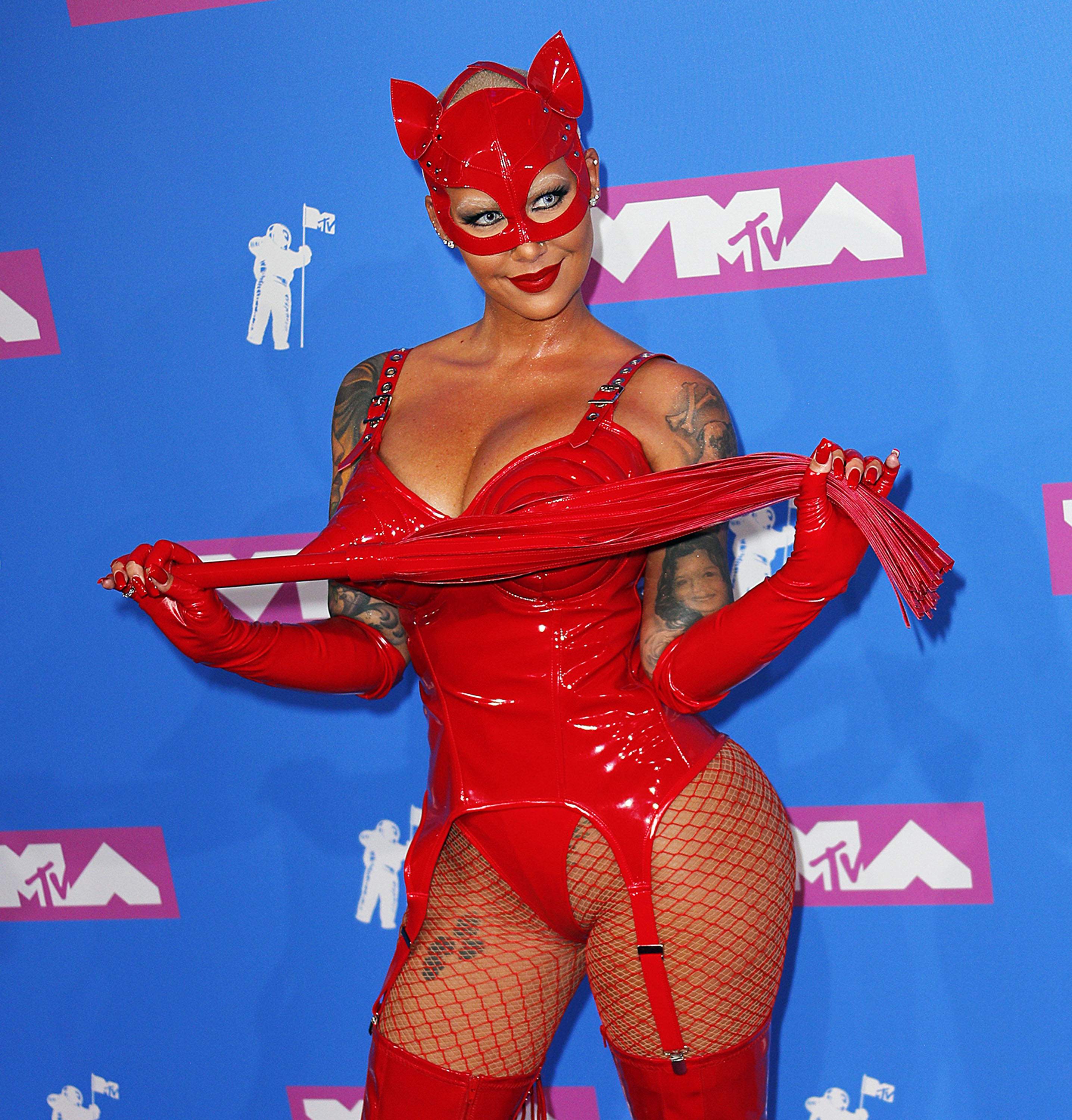 FOTO | Au mers aproape dezbrăcate. Ținutele îndrăznețe ale vedetelor la Gala VMA