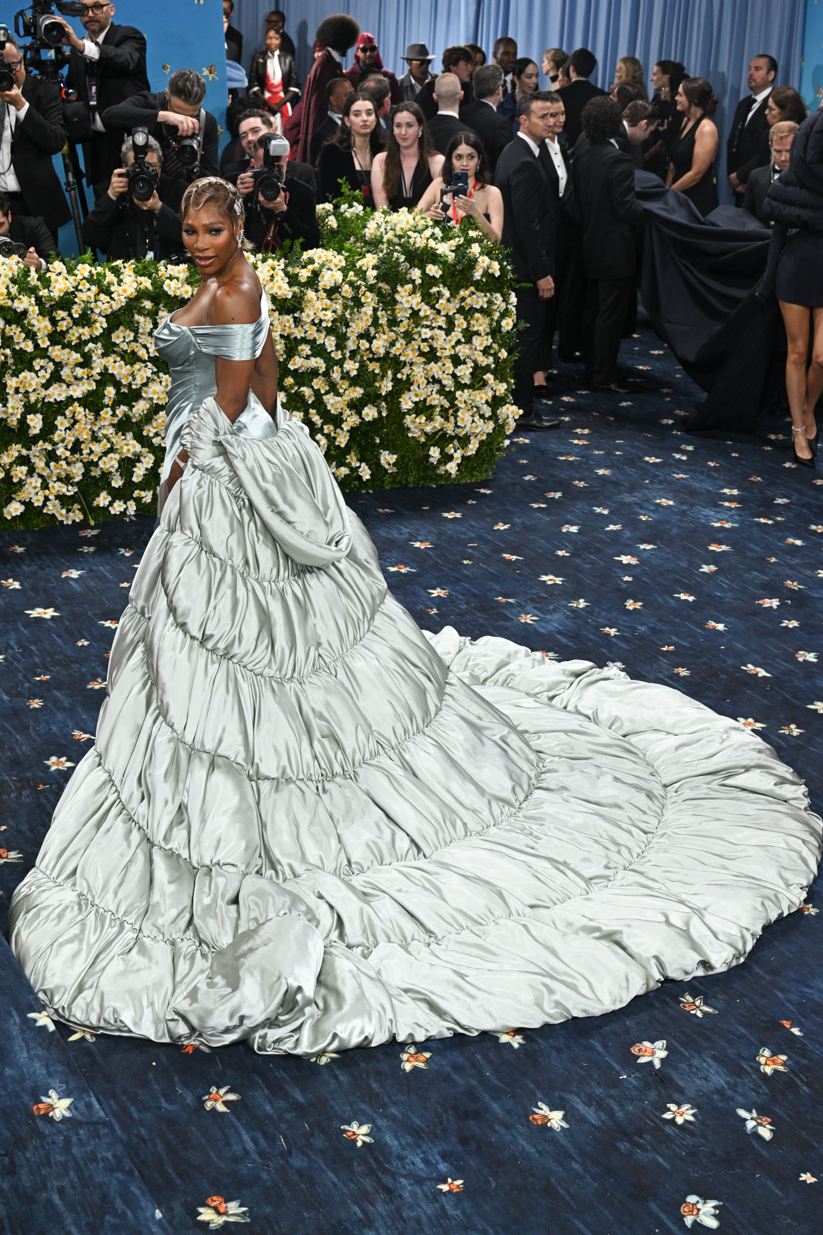 Cum au apărut vedetele la Met Gala 2025. Madonna a defilat cu un trabuc în mână, iar Kim Kardashian a atras toată atenția